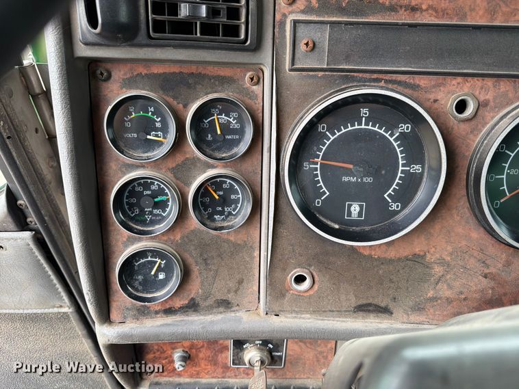 image for item FB8118 2004 Kenworth T300 refuse truck