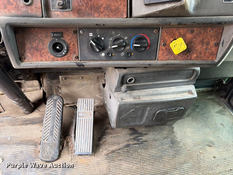 image for item FB8118 2004 Kenworth T300 refuse truck