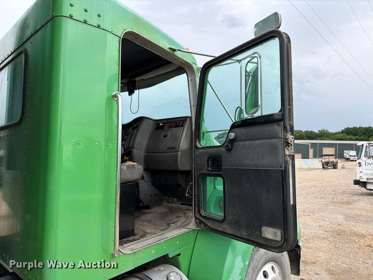 image for item FB8118 2004 Kenworth T300 refuse truck