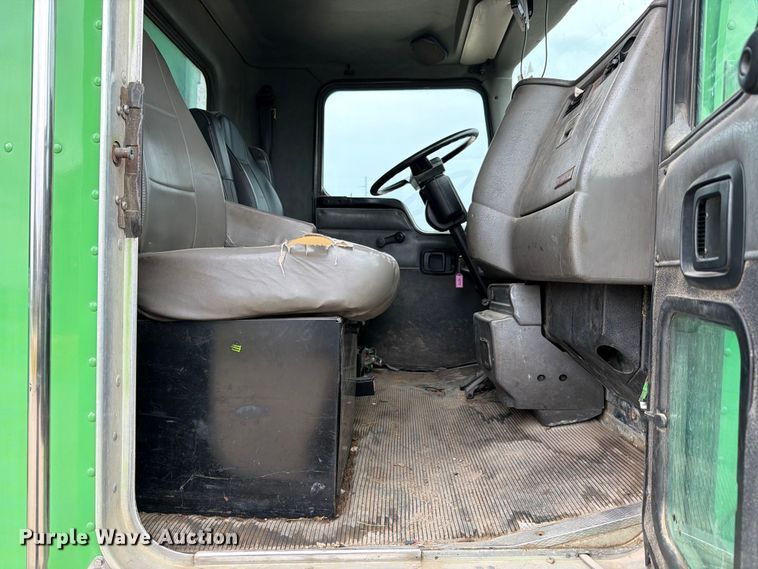 image for item FB8118 2004 Kenworth T300 refuse truck