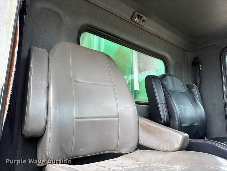 image for item FB8118 2004 Kenworth T300 refuse truck