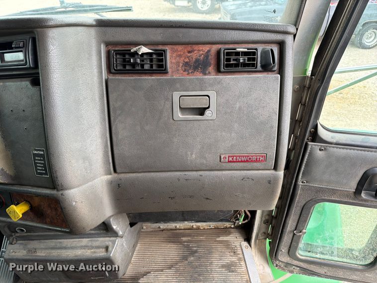 image for item FB8118 2004 Kenworth T300 refuse truck