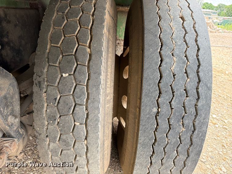 image for item FB8118 2004 Kenworth T300 refuse truck