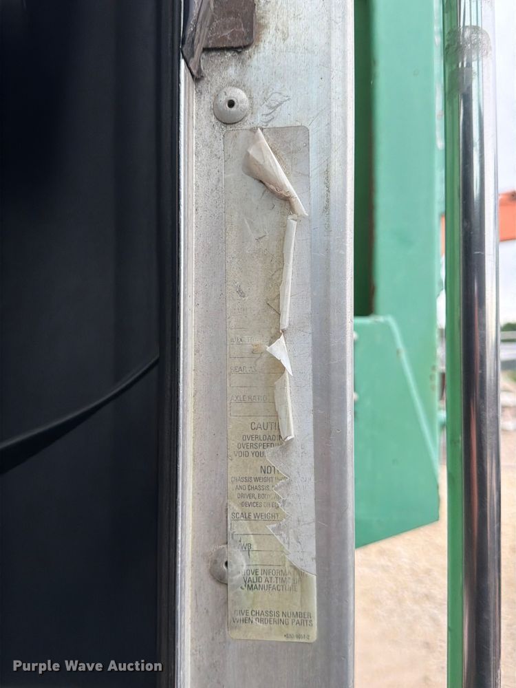 image for item FB8118 2004 Kenworth T300 refuse truck