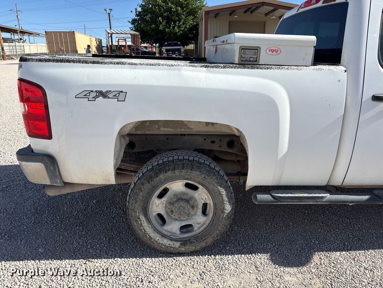 image for item FC2239 2011 Chevrolet Silverado 2500HD Crew Cab pickup truck