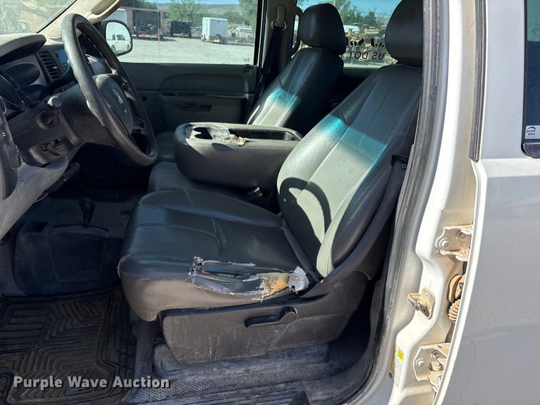 image for item FC2239 2011 Chevrolet Silverado 2500HD Crew Cab pickup truck