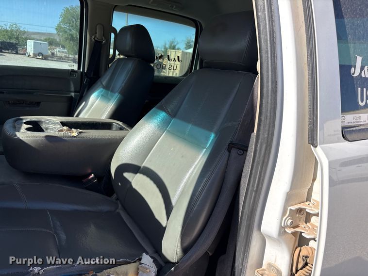 image for item FC2239 2011 Chevrolet Silverado 2500HD Crew Cab pickup truck