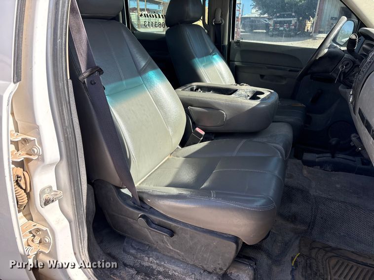image for item FC2239 2011 Chevrolet Silverado 2500HD Crew Cab pickup truck