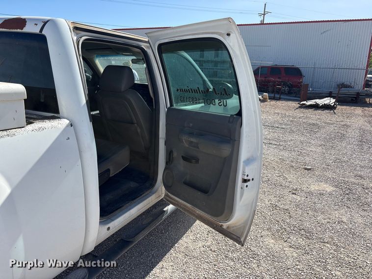 image for item FC2239 2011 Chevrolet Silverado 2500HD Crew Cab pickup truck