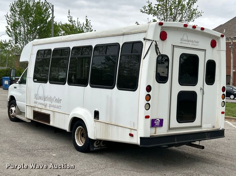 image for item FC5415 2010 Ford E450 Super Duty shuttle bus