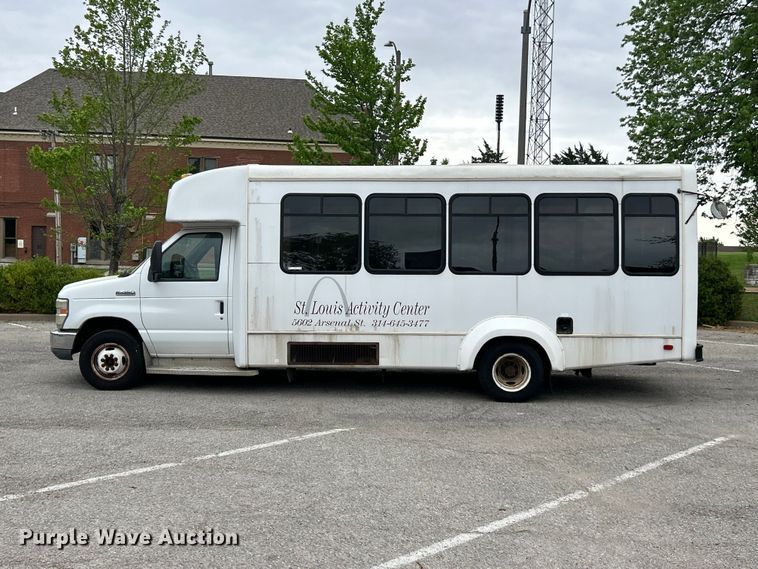 image for item FC5415 2010 Ford E450 Super Duty shuttle bus