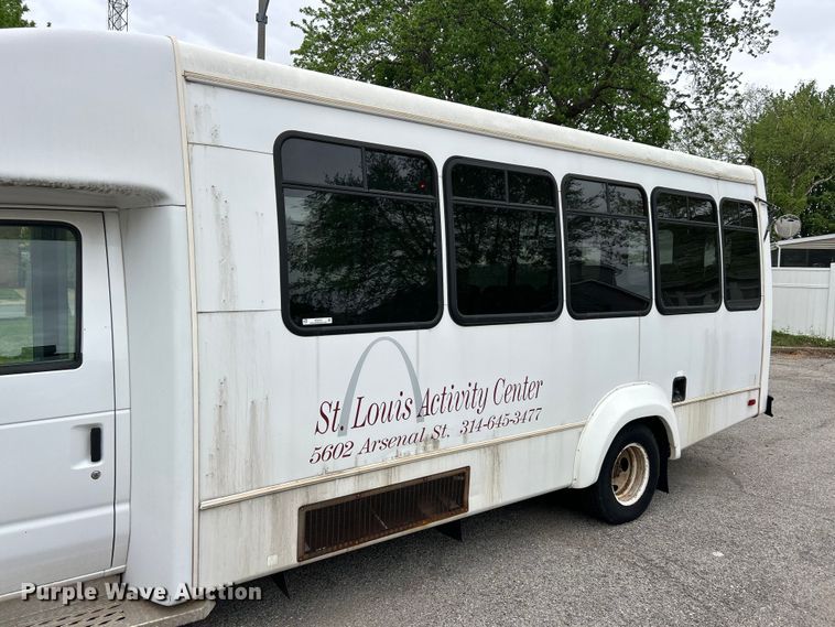 image for item FC5415 2010 Ford E450 Super Duty shuttle bus