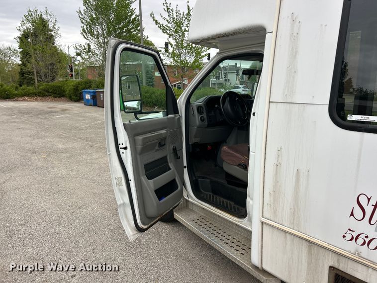 image for item FC5415 2010 Ford E450 Super Duty shuttle bus