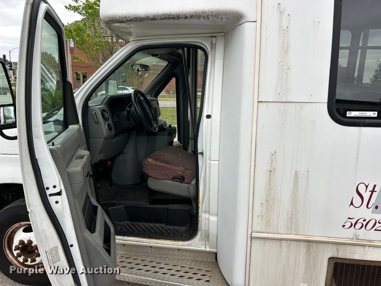image for item FC5415 2010 Ford E450 Super Duty shuttle bus