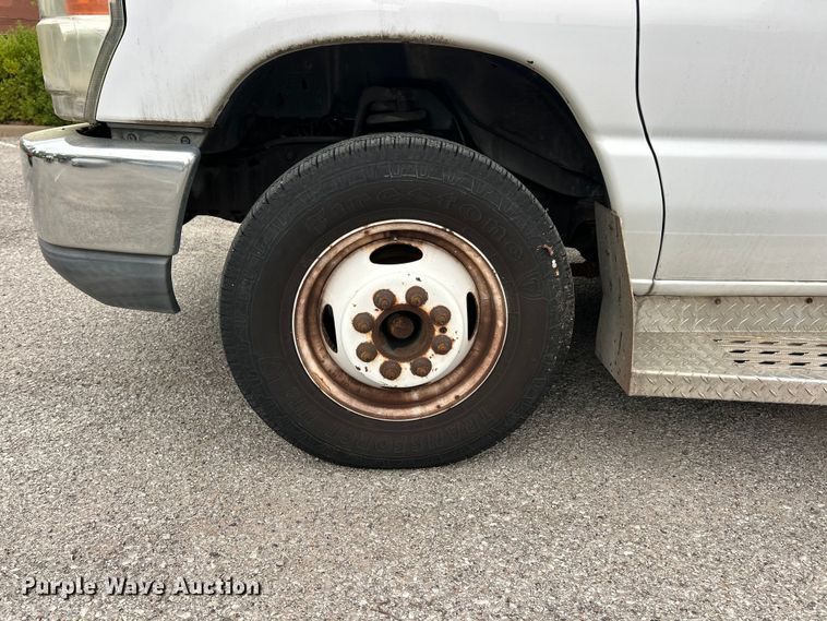 image for item FC5415 2010 Ford E450 Super Duty shuttle bus