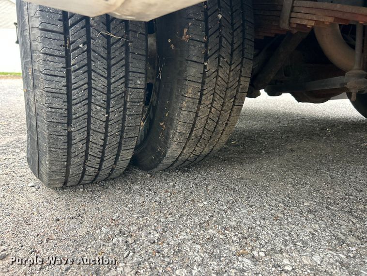 image for item FC5415 2010 Ford E450 Super Duty shuttle bus