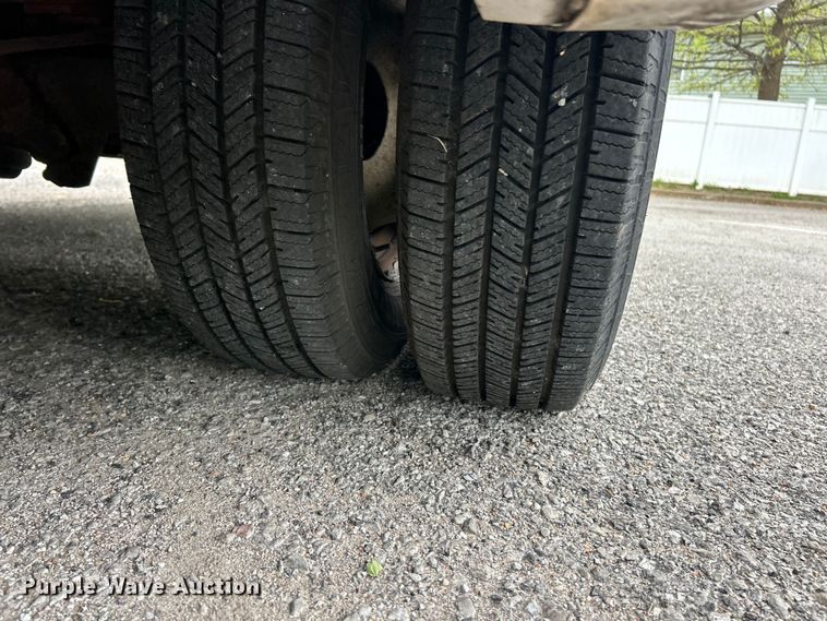 image for item FC5415 2010 Ford E450 Super Duty shuttle bus