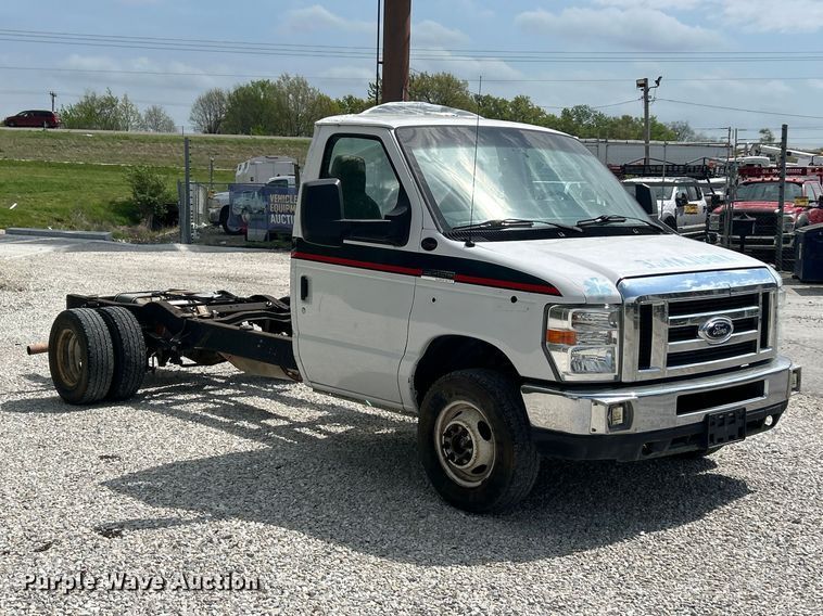 image for item FC5443 2017 Ford E450 Super Duty van cab and chassis