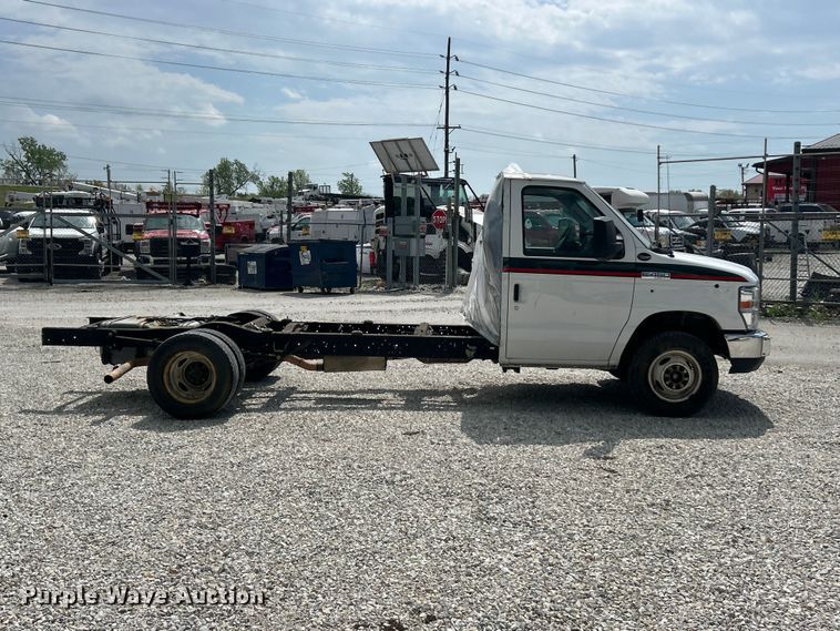 image for item FC5443 2017 Ford E450 Super Duty van cab and chassis