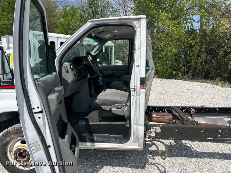 image for item FC5443 2017 Ford E450 Super Duty van cab and chassis