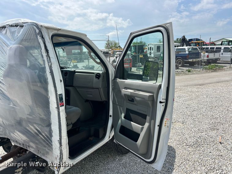 image for item FC5443 2017 Ford E450 Super Duty van cab and chassis