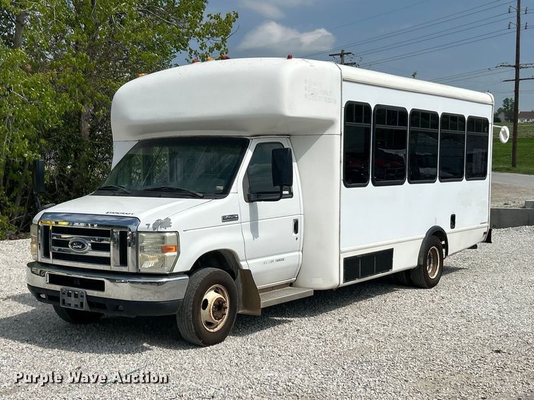image for item FC5444 2008 Ford E450 Super Duty shuttle bus