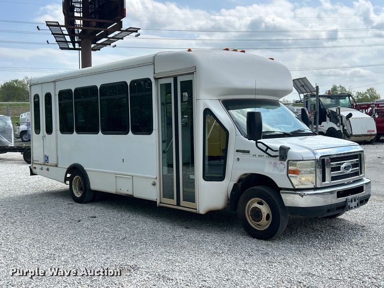 image for item FC5444 2008 Ford E450 Super Duty shuttle bus