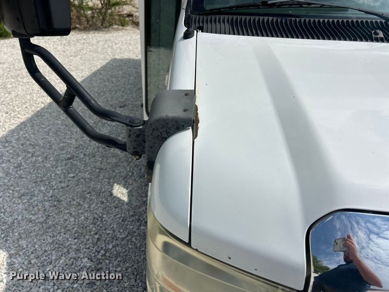 image for item FC5444 2008 Ford E450 Super Duty shuttle bus