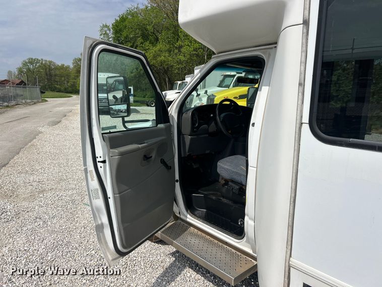 image for item FC5444 2008 Ford E450 Super Duty shuttle bus