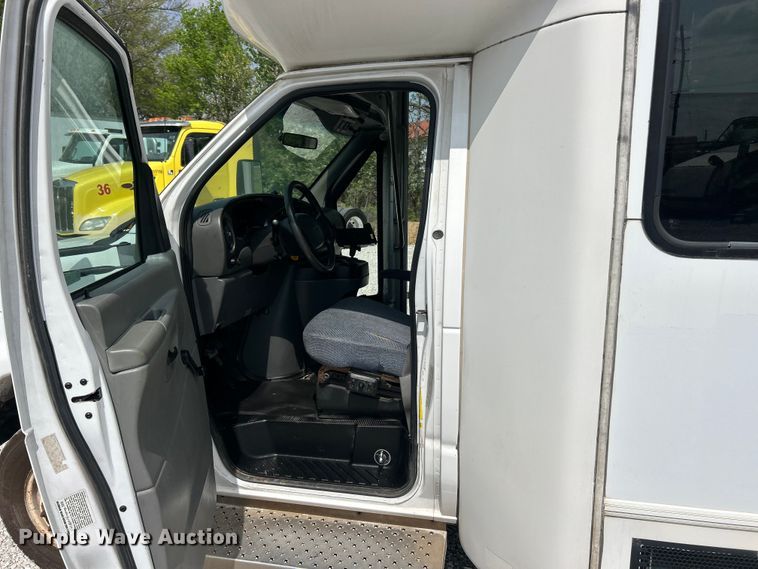 image for item FC5444 2008 Ford E450 Super Duty shuttle bus