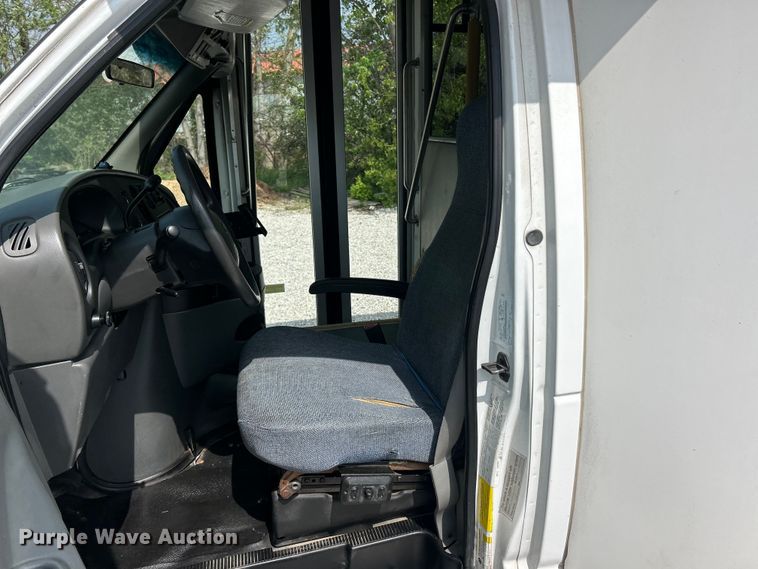 image for item FC5444 2008 Ford E450 Super Duty shuttle bus