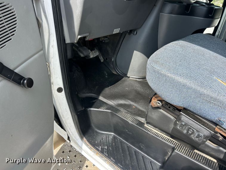 image for item FC5444 2008 Ford E450 Super Duty shuttle bus