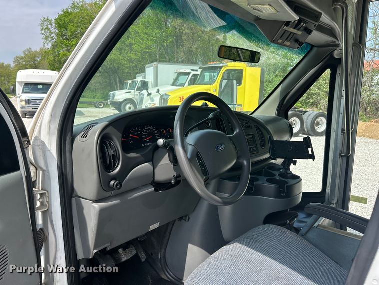 image for item FC5444 2008 Ford E450 Super Duty shuttle bus