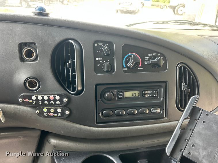 image for item FC5444 2008 Ford E450 Super Duty shuttle bus