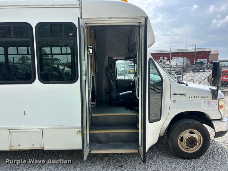 image for item FC5444 2008 Ford E450 Super Duty shuttle bus