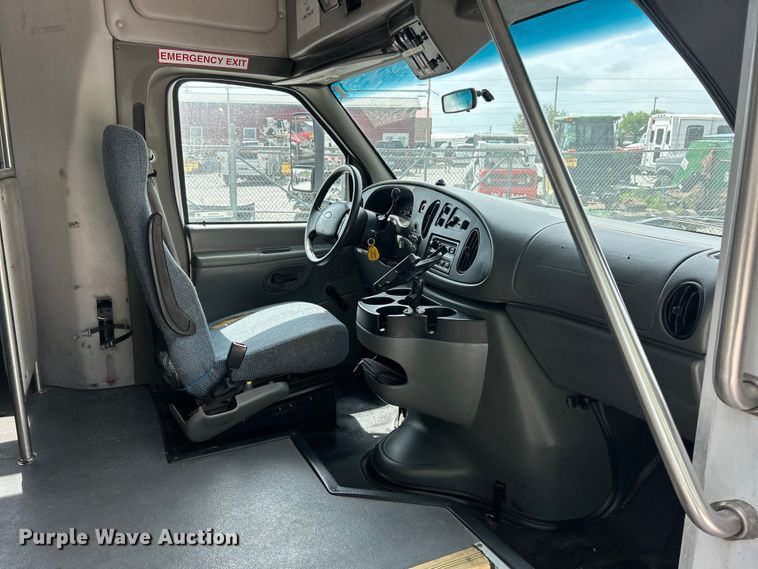 image for item FC5444 2008 Ford E450 Super Duty shuttle bus