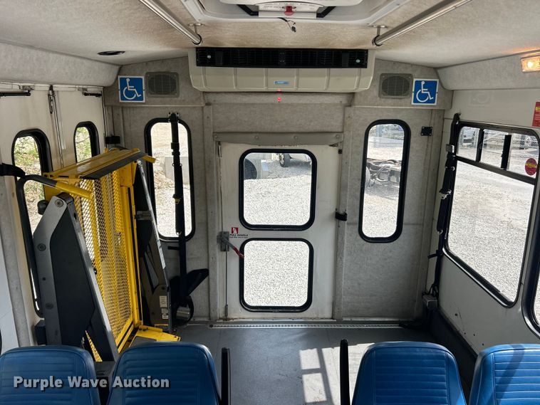 image for item FC5444 2008 Ford E450 Super Duty shuttle bus