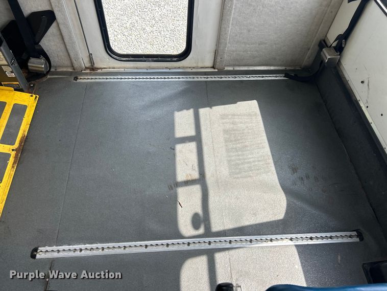 image for item FC5444 2008 Ford E450 Super Duty shuttle bus