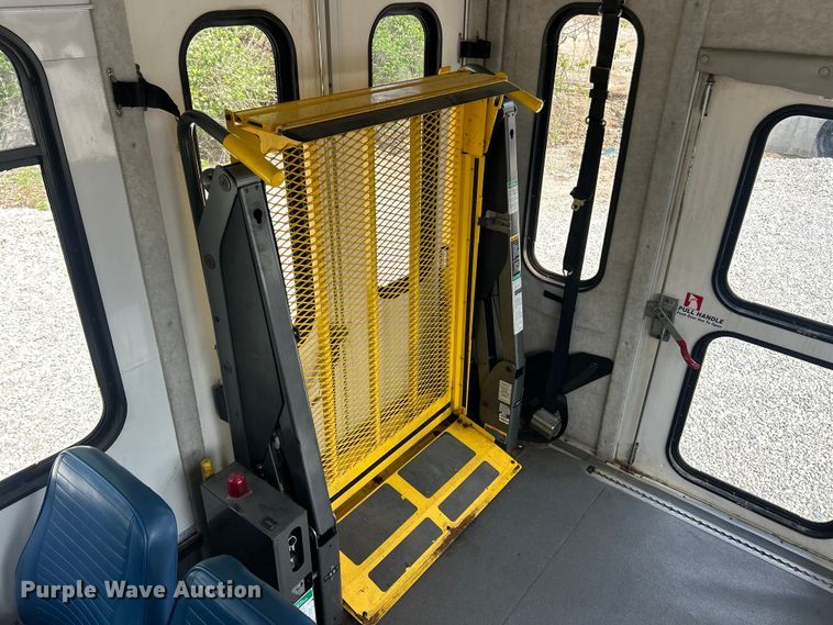 image for item FC5444 2008 Ford E450 Super Duty shuttle bus