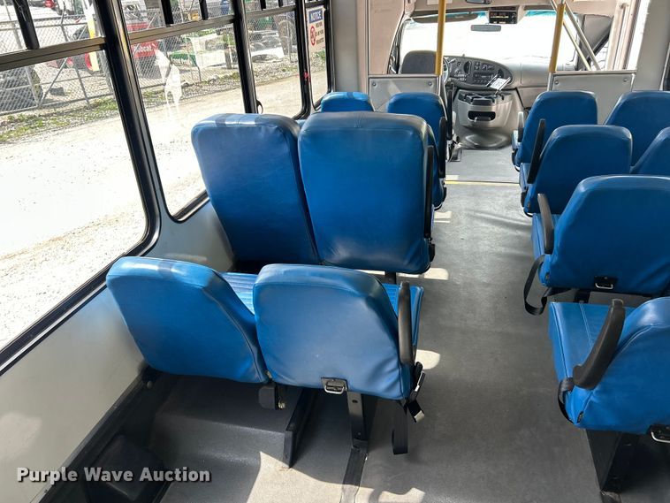 image for item FC5444 2008 Ford E450 Super Duty shuttle bus