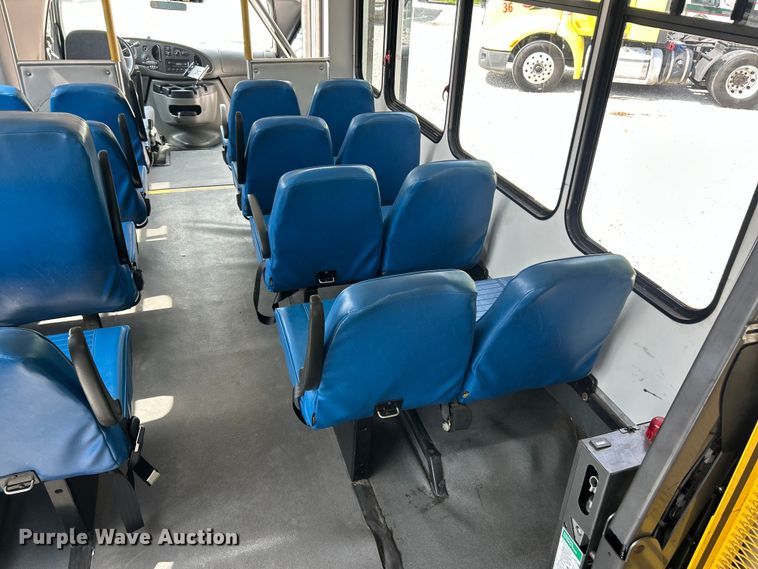 image for item FC5444 2008 Ford E450 Super Duty shuttle bus