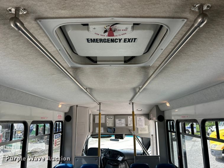image for item FC5444 2008 Ford E450 Super Duty shuttle bus