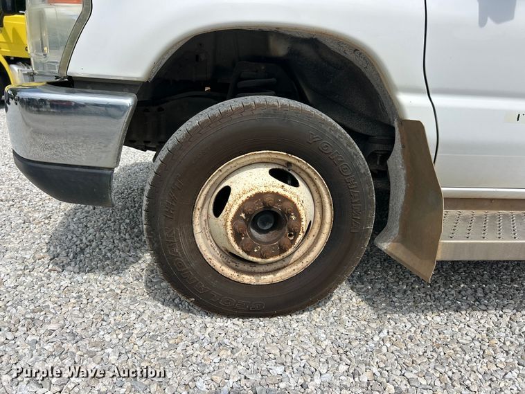 image for item FC5444 2008 Ford E450 Super Duty shuttle bus