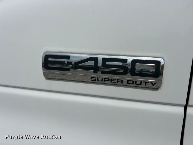 image for item FC5444 2008 Ford E450 Super Duty shuttle bus