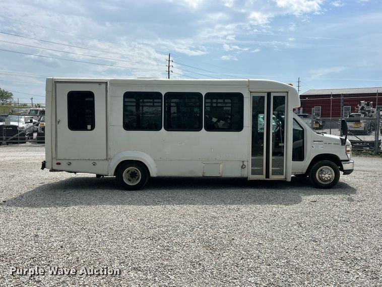 image for item FC5445 2011 Ford E450 Super Duty shuttle bus