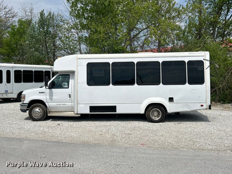 image for item FC5445 2011 Ford E450 Super Duty shuttle bus