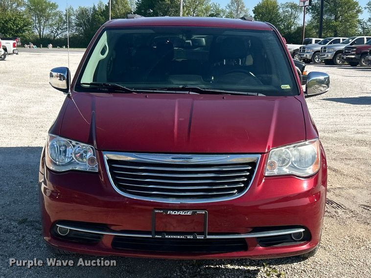 image for item FC5454 2013 Chrysler Town And Country van