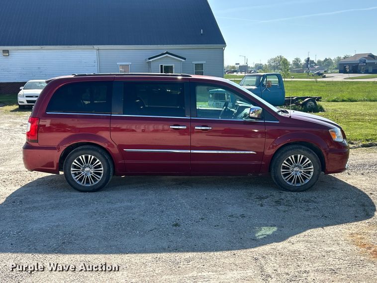 image for item FC5454 2013 Chrysler Town And Country van