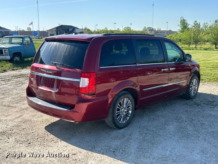image for item FC5454 2013 Chrysler Town And Country van