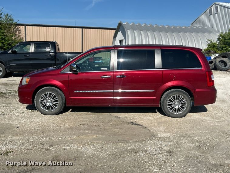 image for item FC5454 2013 Chrysler Town And Country van